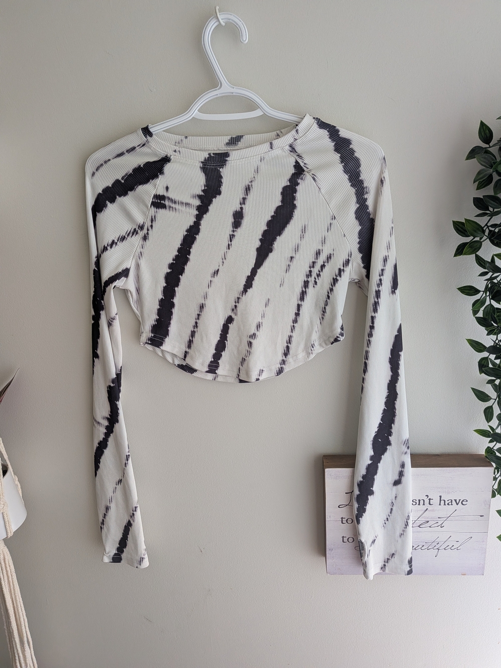 NWOT Shein Ribbed Tie-Dye Long Sleeve Cropped Top With Thumbhole